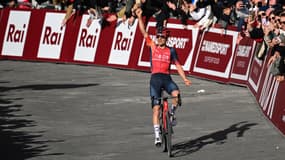 Thomas Pidcock (Ineos-Grenadiers) lors de sa victoire sur les Strade Bianche, le 4 mars 2023.