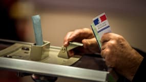 Une électrice vote lors du premier tour des régionales en décembre 2015 (PHOTO D'ILLUSTRATION)