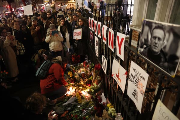 Une foule amassée pour rendre à Alexeï Navalny devant l'ambassade russe à Londres, en Grande-Bretagne, le 16 février 2024