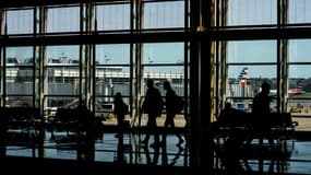 Des passagers à l'aéroport national Ronald Reagan de Washington, le 11 avril 2022