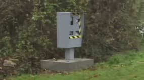 Un habitant de Saint-Hilaire-des-Loges (Vendée) a installé un faux radar sur son terrain.