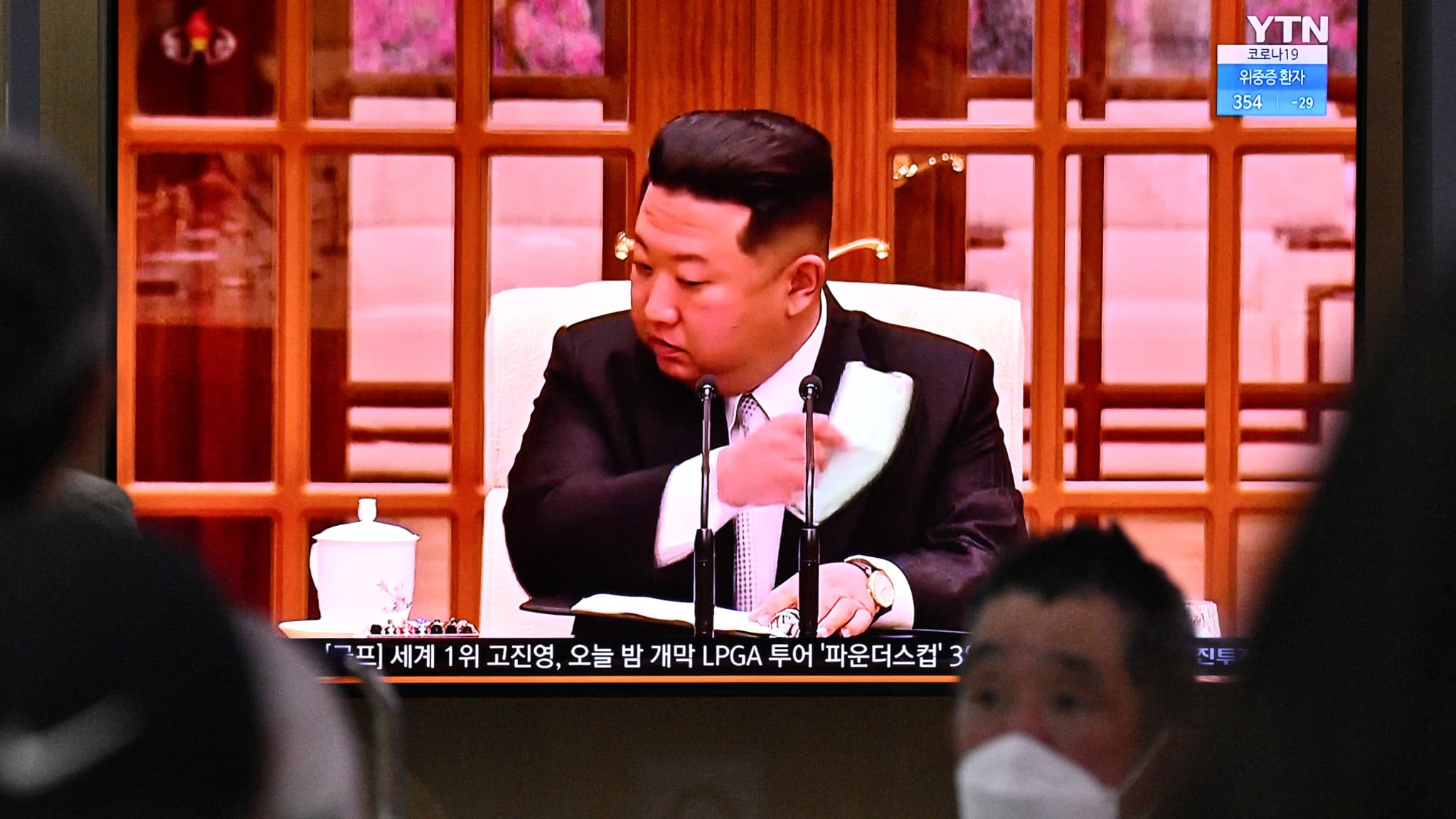 Kim Jong-un, masqué, sur la télévision nord-coréenne le 12 mai 2022 