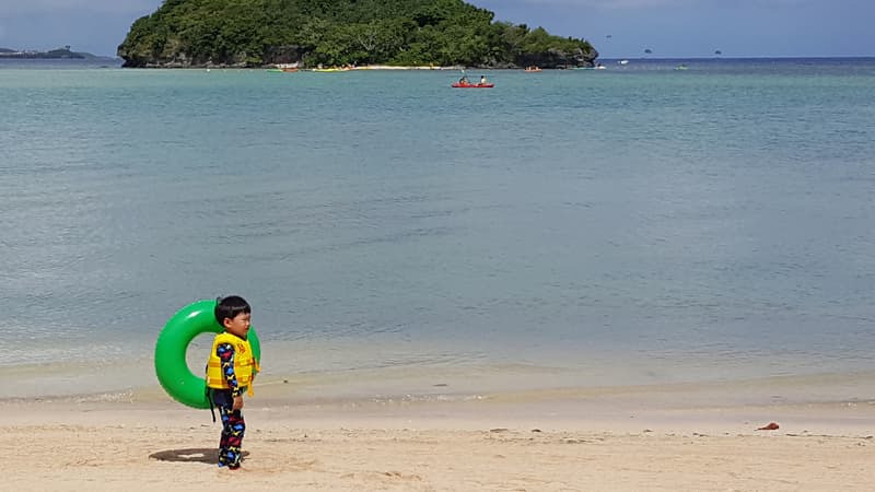Un enfant joue sur une plage à Hagatna, capitale de l'île américaine Guam