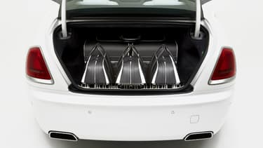 Rolls-Royce lance un set complet de bagages pour aller avec le coupé Wraith. Si elles sont en fibre de carbone, ce n'est pas pour cela que vous voyagerez léger: elles remplissent les 470 litres du coffre très facilement.