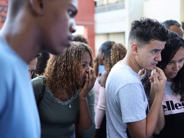 Des lycéens en train de découvrir leurs résultats du bac en juillet 2019.