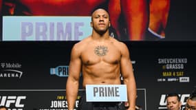 Ciryl Gane derrière un sponsor "Prime" à l'UFC en mars 2023