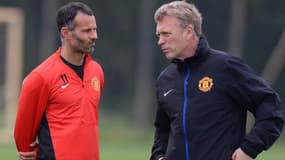 David Moyes (à droite) ici en pleine discussion avec le joueur Ryan Giggs, a été limogé ce lundi.