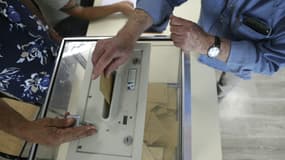 Un homme vote lors du premier tour des élections législatives, dimanche 12 juin 2022, à Ajaccio en Corse