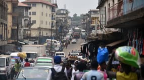Des gens marchent dans une rue de Freetown, la capitale du Sierra Leone, le 22 janvier 2016.