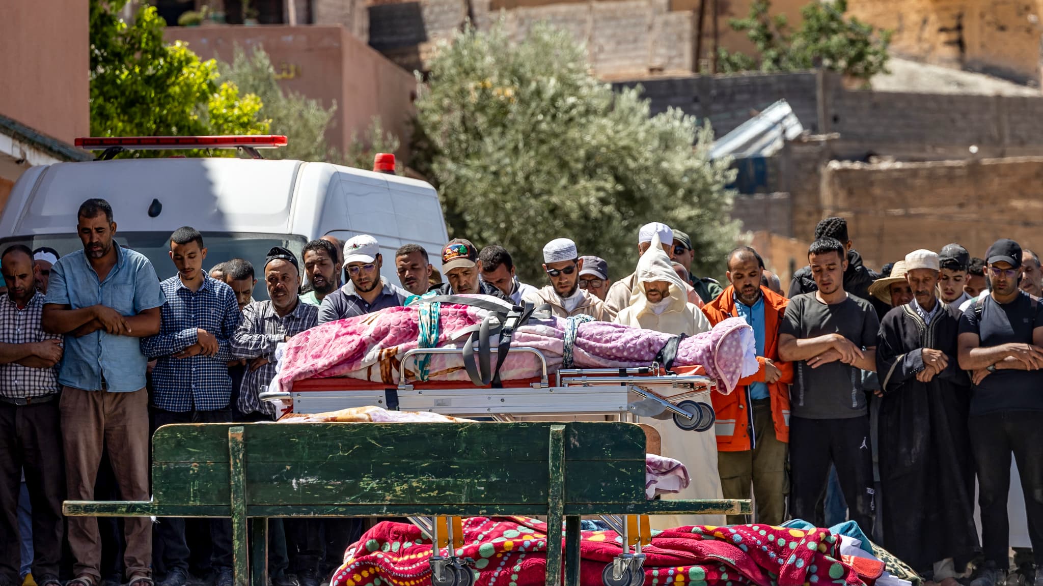 Des Marocains pleurent leurs morts et se recueillent, après le séisme, à Moulay Brahim, au Maroc, le 9 septembre 2023