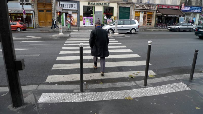 Un piéton en train de traverser au rouge à Paris