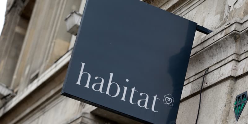 L'enseigne d'un ex-magasin de l'enseigne d'ameublement Habitat, le 2 juillet 2013 à Paris (photo d'illustration).