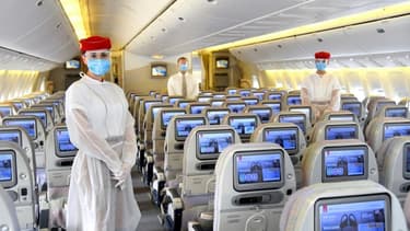 La compagnie Emirates équipe ses PNC de blouses jetables