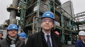 Arnaud Montebourg lors d'une visite de la plateforme chimique de Roussillon, dans le Vaucluse. Le ministre du Redressement productif a annoncé lundi la préparation d'un contrat de filière pour la chimie française destiné à défendre ses intérêts et ses emp