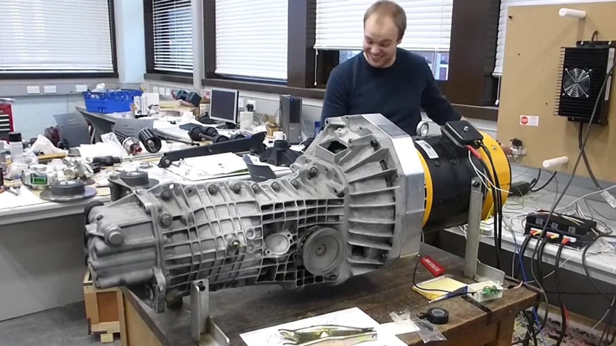 Outre la boîte de transmission du moteur originel, le réceptacle du moteur a également été conservé pour accueillir le modèle électrique.