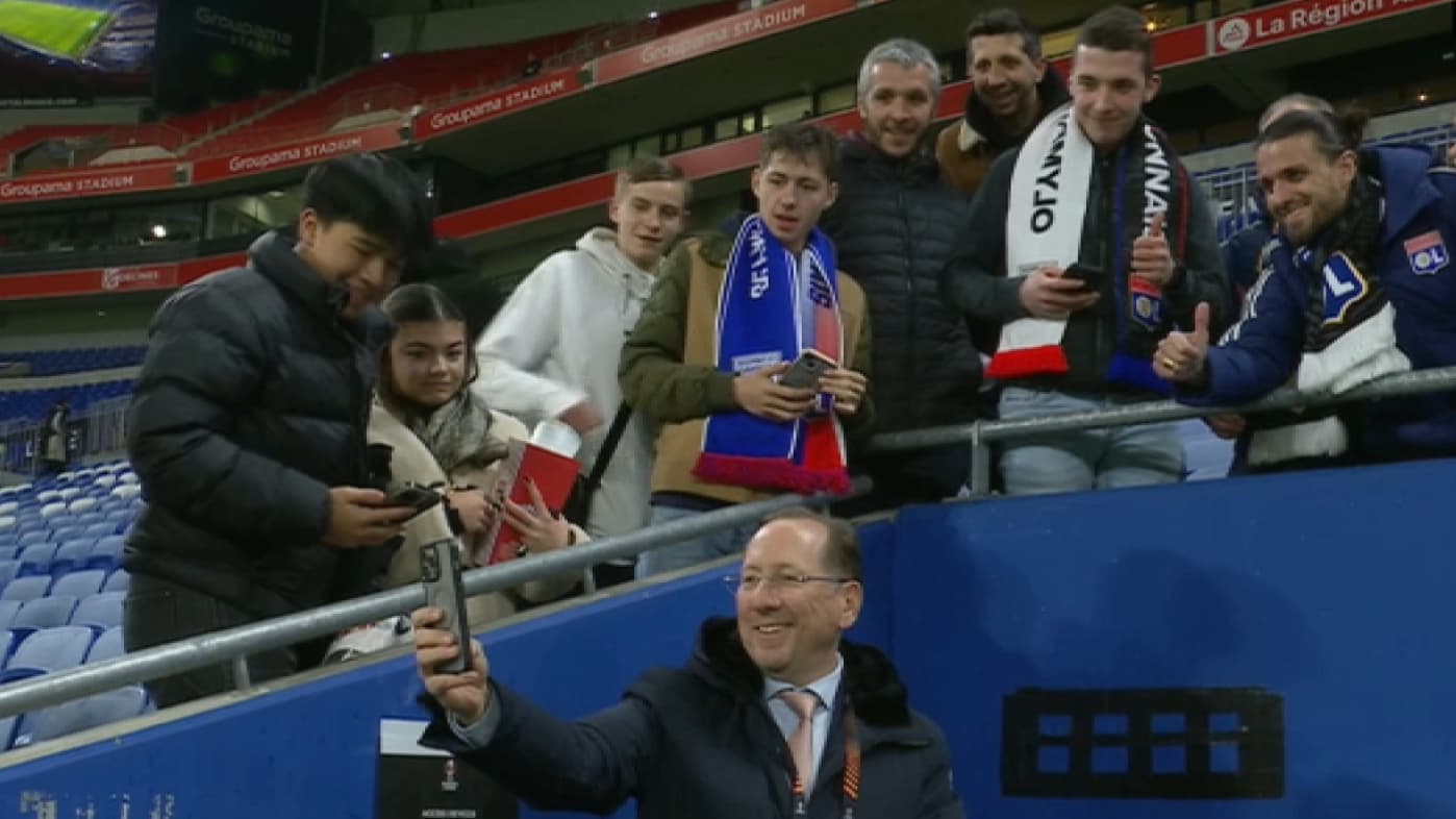 John Textor prend un selfie avec des supporters lyonnais après OL-Ludogorets (1-1, Ligue Europa), le 30 janvier 2025