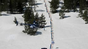 Des militants de Génération identitaire installent une clôture pour barrer la route aux migrants près de Briançon, en avril 2018