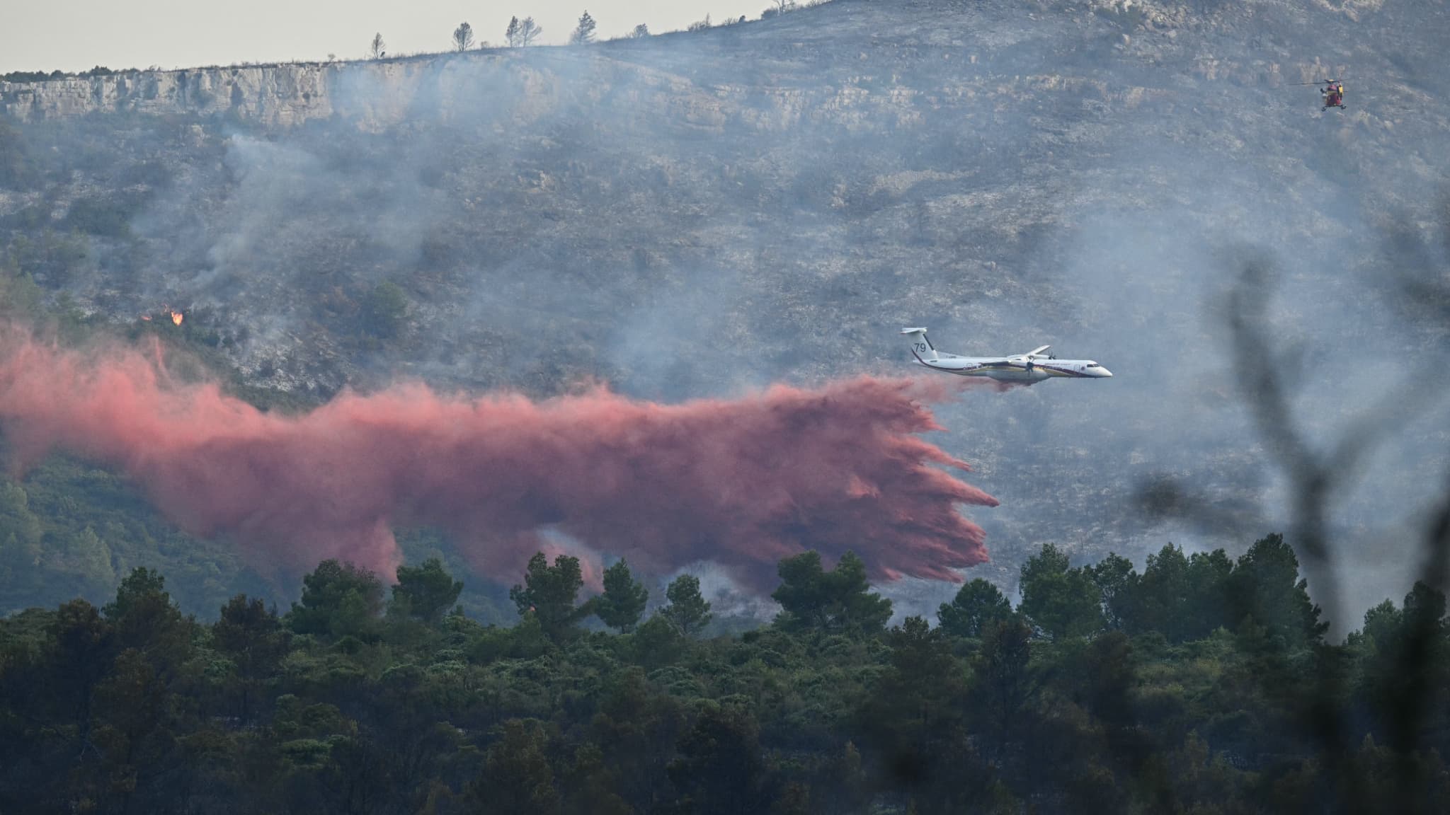 Un avion Dash largue un produit retardant sur l'incendie dans l'Aude, le 6 août 2025 Un avion Dash largue un produit retardant sur l'incendie dans l'Aude, le 6 août 2025