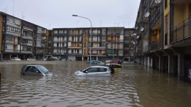 Des voitures submergées dans une place inondée du quartier "Monte Po" de Catane, en Sicile, après les fortes pluies qui ont frappé la ville et la province, le 26 octobre 2021.