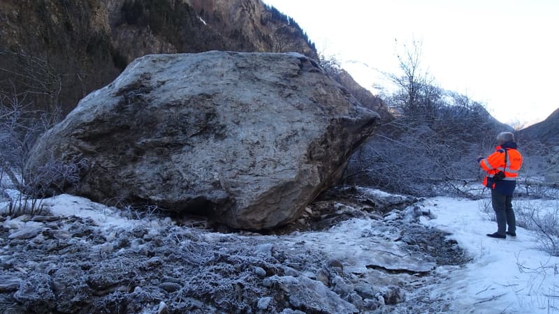 La RD480T a été endommagée par la chute d'importants blocs de roches.