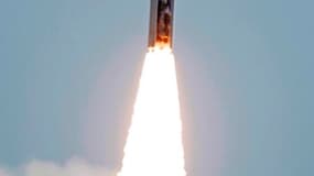 La fusée Atlas chargée de larguer un robot d'exploration sur Mars a décollé samedi du pas de tir de la Nasa à Cap Canaveral, en Floride. /Photo prise le 26 novembre 2011/REUTERS/Michael Brown