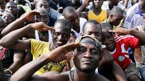 "Jeunes patriotes", partisans de Laurent Gbagbo, venus s'enrôler dans l'armée, lors d'un rassemblement à Abidjan. Des milliers de partisans de Laurent Gbagbo ont affirmé lundi leur refus d'admettre sa défaite, malgré la reconnaissance par le communauté in