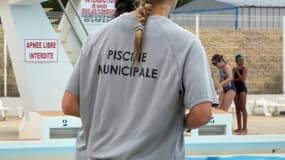 Une jeune fille surveille le bassin d'une police municipale