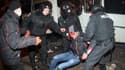 La police extrait un homme blessé à Donetsk, après les affrontements entre pro-russes et pro-Kiev, jeudi.