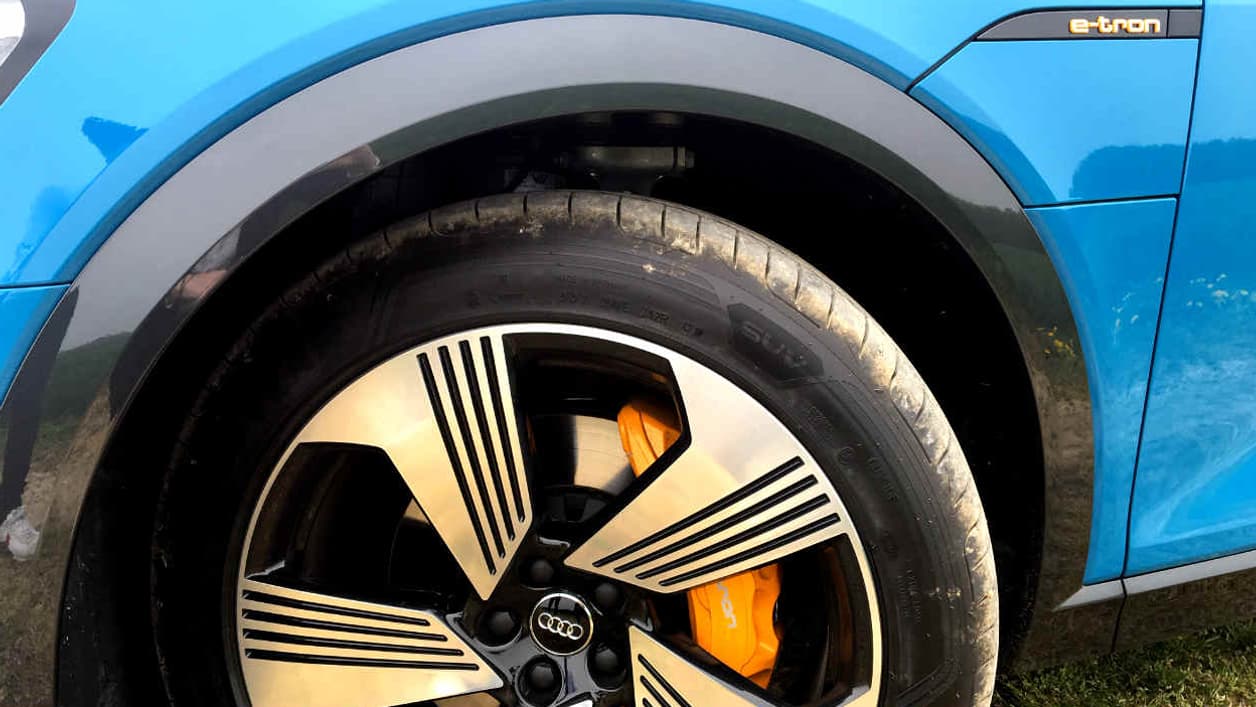 L'e-tron dispose de deux moteurs électriques, un de 125 kW (170 chevaux) à l'avant, et un de 140kW (190 chevaux) à l'arrière, soit un total de 360 chevaux.