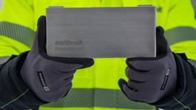 Une photo prise le 23 février 2022 montre une maquette d'une batterie Northvolt dans l'usine Northvolt Ett à Skelleftea, dans le nord de la Suède. Située à Skelleftea, à environ 200 km du cercle polaire arctique en Suède, la Gigafactory Northvolt 1 est destinée à produire des batteries électriques pour 600.000 véhicules par an. Au moment de cette photo, le site était partiellement opérationnel, bien qu'il soit encore en construction. 
