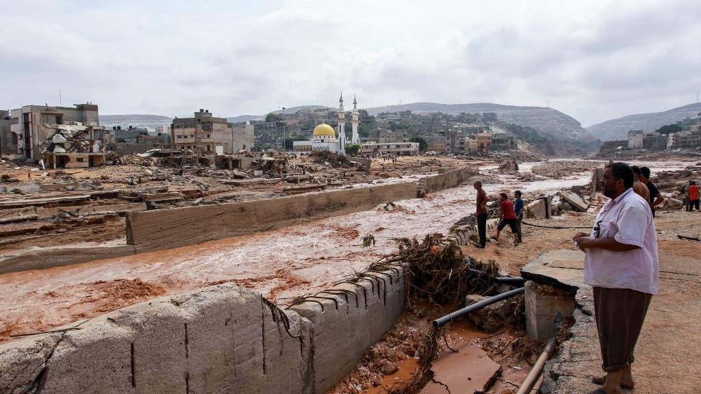 Des habitants à Derna, dans l'est de la Libye, ville ravagée par des inondations d'ampleur, le 11 septembre 2023. Des habitants à Derna, dans l'est de la Libye, ville ravagée par des inondations d'ampleur, le 11 septembre 2023.