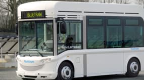 Le tramway électrique de Bolloré se recharge à chaque arrêt en station.