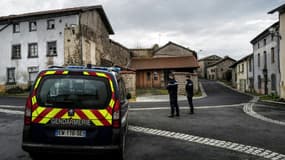 Des gendarmes en faction dans une rue de Saint-Just le 23 décembre 2020 