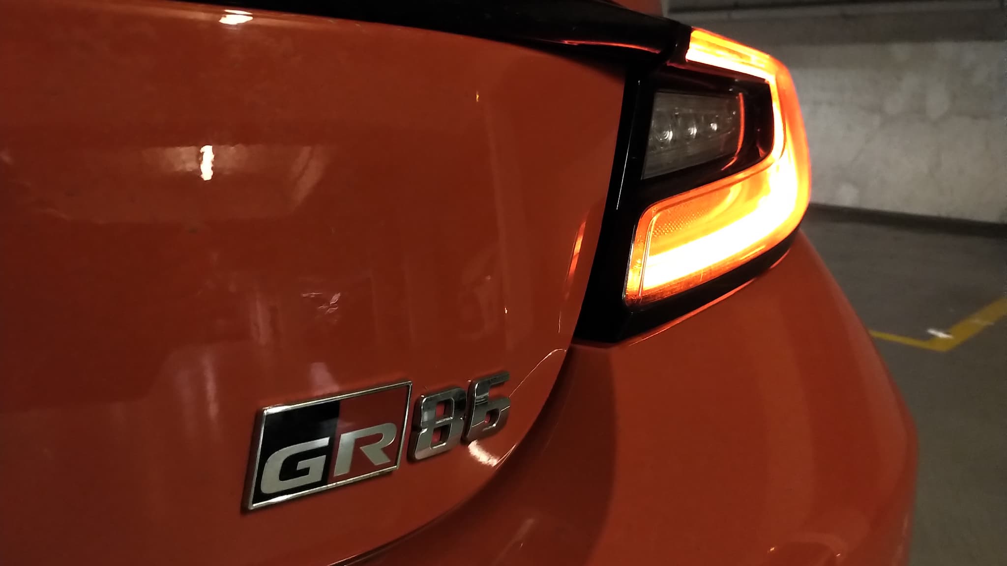 Avec un poids limité à un peu plus d’1,2 tonne, autant dire que la GR86 part vite, très vite, avec un 0 à 100 km/h abattu en 6,5 secondes seulement.