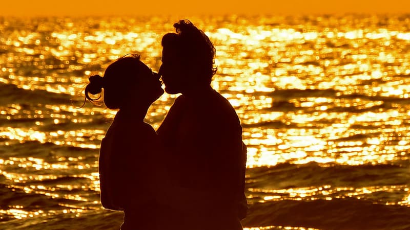 Un couple sur la plage de Deauville, en septembre 2018.