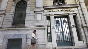 Devant l'incertitude politique et économique, les Grecs ont procédé à des retraits massifs sur leurs comptes en banque et si les autorités n'évoquent pas de "panique bancaire" à ce stade, elles reconnaissent un sentiment de "peur qui pourrait évoluer en p