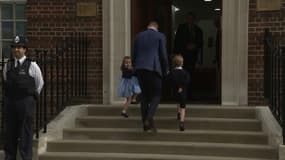 Charlotte arrive à la maternité, avec son frère George et son père William. 