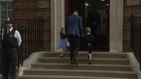 Charlotte arrive à la maternité, avec son frère George et son père William. 