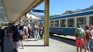 Le Veyn'Art est un train artistique et touristique qui permet de voyager dans les Hautes-Alpes.