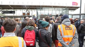 Des agents du technicentre de Châtillon manifeste devant le siège de la SNCF à Saint-Denis, le 29 octobre 2019