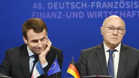 Emmanuel Macron et Michel Sapin le 9 février 2016 durant le conseil économique franco-allemand à Paris. 