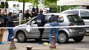 Des policiers inspectent un véhicule sur les lieux d'une attaque au couteau au cours de laquelle 5 personnes ont été blessées dans le quartier Metz-Borny à Metz,  le 17 juin 2024.
