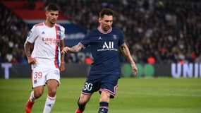 Bruno Guimaraes et Lionel Messi lors de PSG-OL