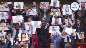 Des députes LFI brandissent des portraits d'enfants palestiniens tués à Gaza, le 8 avril 2025 à l'Assemblée nationale.