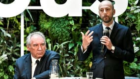 Le délégué général Stanislas Guerini de LREM et le président du MoDem et maire de Pau, François Bayrou (g), lors d'une conférence de presse, le 5 mai 2022 à Paris 