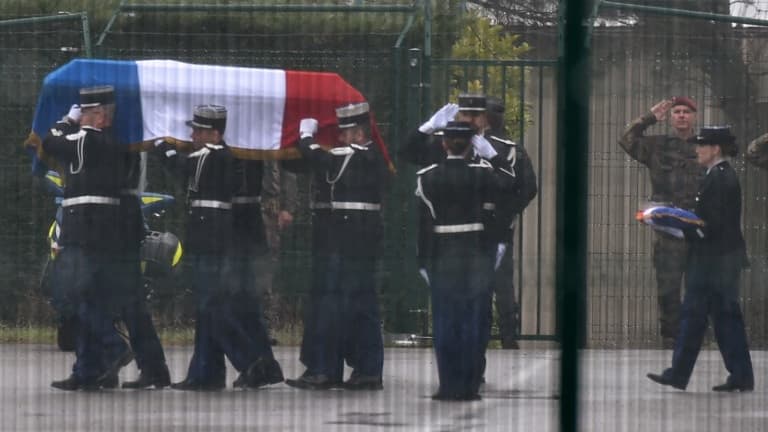 La dépouille d'Arnaud Beltrame a quitté Carcassonne ce mardi midi.