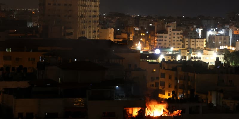 Incendie après une explosion à Gaza, dans la nuit du lundi 8 au mardi 9 mai 2023