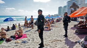 La police fédérale mexicaine patrouille sur une plage de Cancun, au Mexique, le 18 janvier 2017.