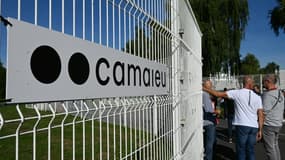 Des employés de Camaieu sont rassemblés devant le siège de l'entreprise, le 12 septembre 2022 à Roubaix