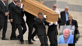 Le cercueil de Patrice Laffont lors de ses obsèques, le 23 août 2024 au cimetière du Père Lachaise à Paris.